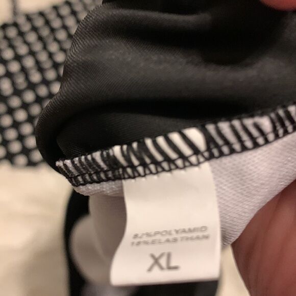 Old Navy two-piece black swimsuit. XXL top and XL bottom - Picture 4 of 8